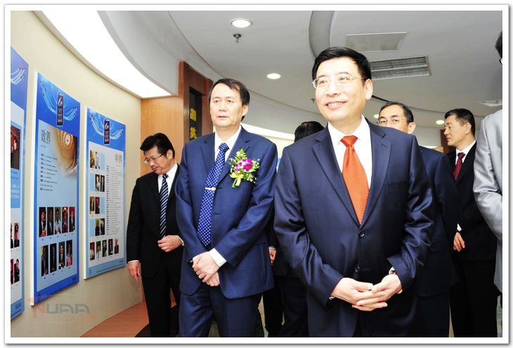 苗圩部长参观我校建校60周年展览