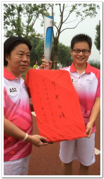 黄明阳（右）