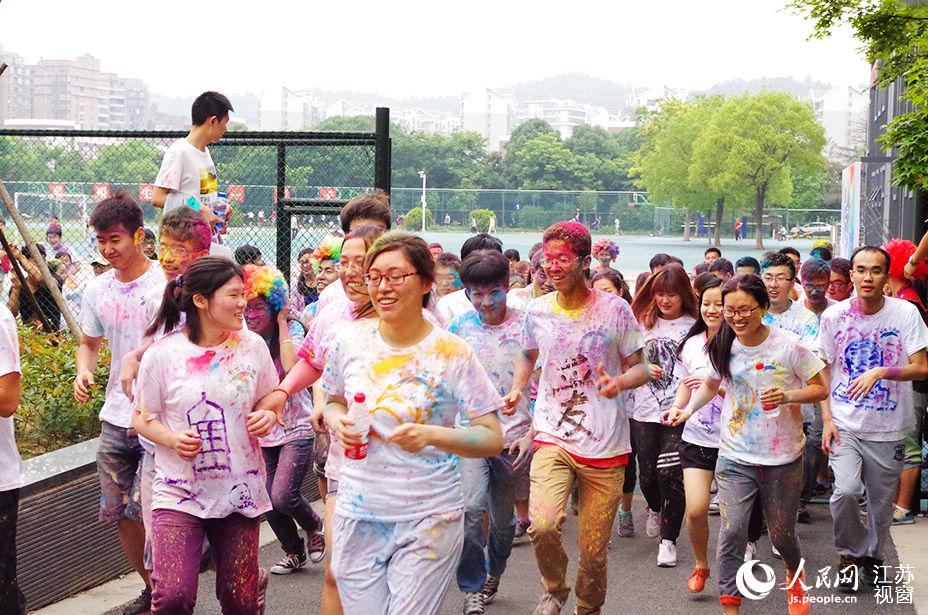 南京航空航天大学理学院学生组织的公益“彩虹跑”活动，吸引了近300名学生参与。阮沛然摄